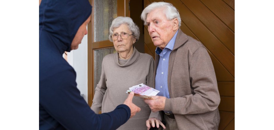 Enkeltrick Seniorenpaar übergibt Geld