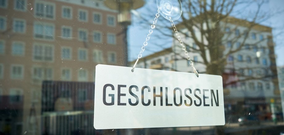 Schild mit der Aufschrift geschlossen am Schaufenster eines Geschäfts Schild mit der Aufschrift geschlossen am Schaufenster eines Geschäfts