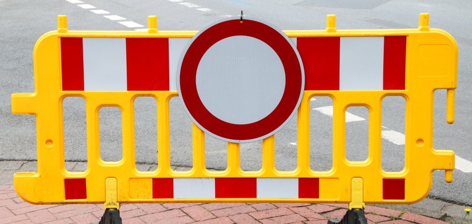 Straßensperre mit Absperrzaun und Verbotszeichen Straßensperre mit Absperrzaun und Verbotszeichen