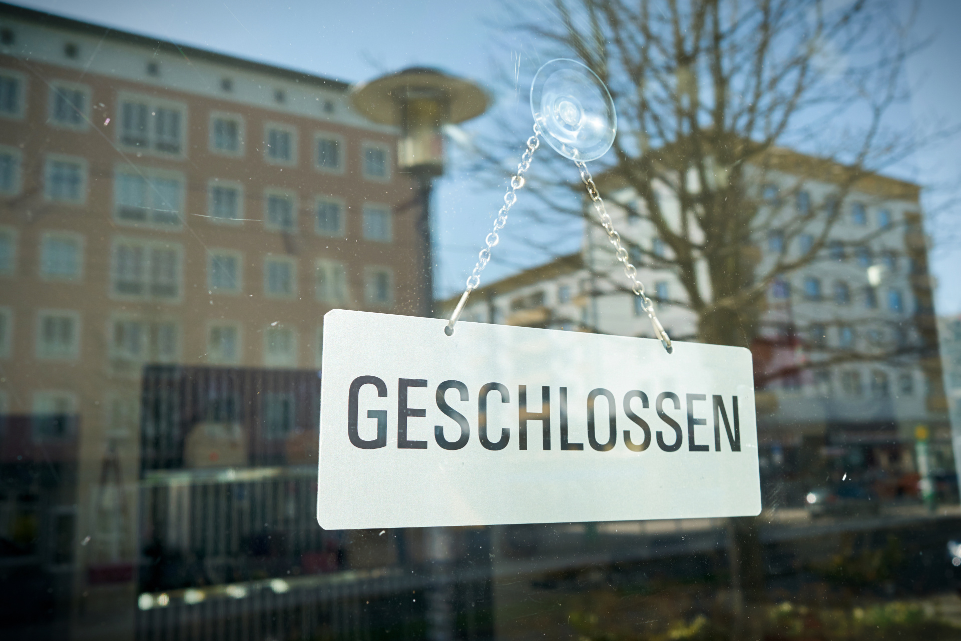 Schild mit der Aufschrift geschlossen am Schaufenster eines Geschäfts Schild mit der Aufschrift geschlossen am Schaufenster eines Geschäfts
