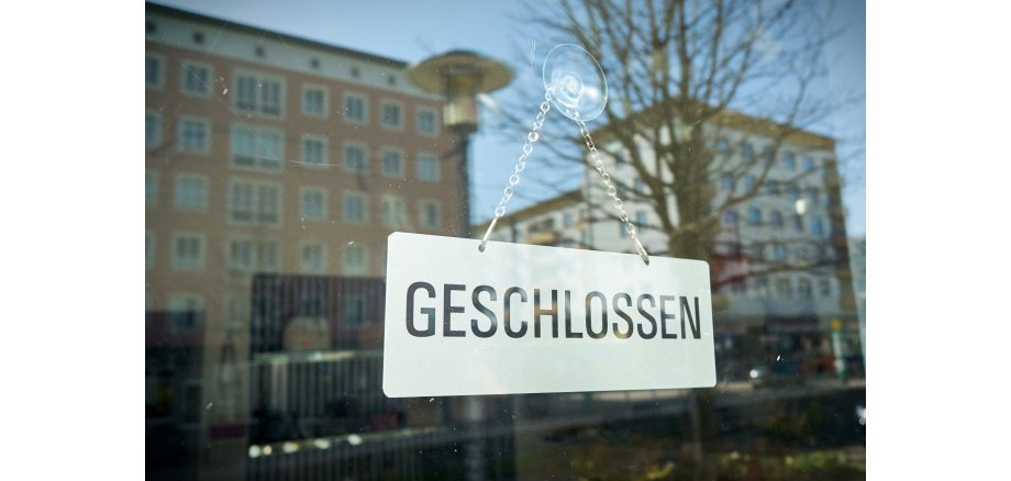 Schild mit der Aufschrift geschlossen am Schaufenster eines Geschäfts Schild mit der Aufschrift geschlossen am Schaufenster eines Geschäfts