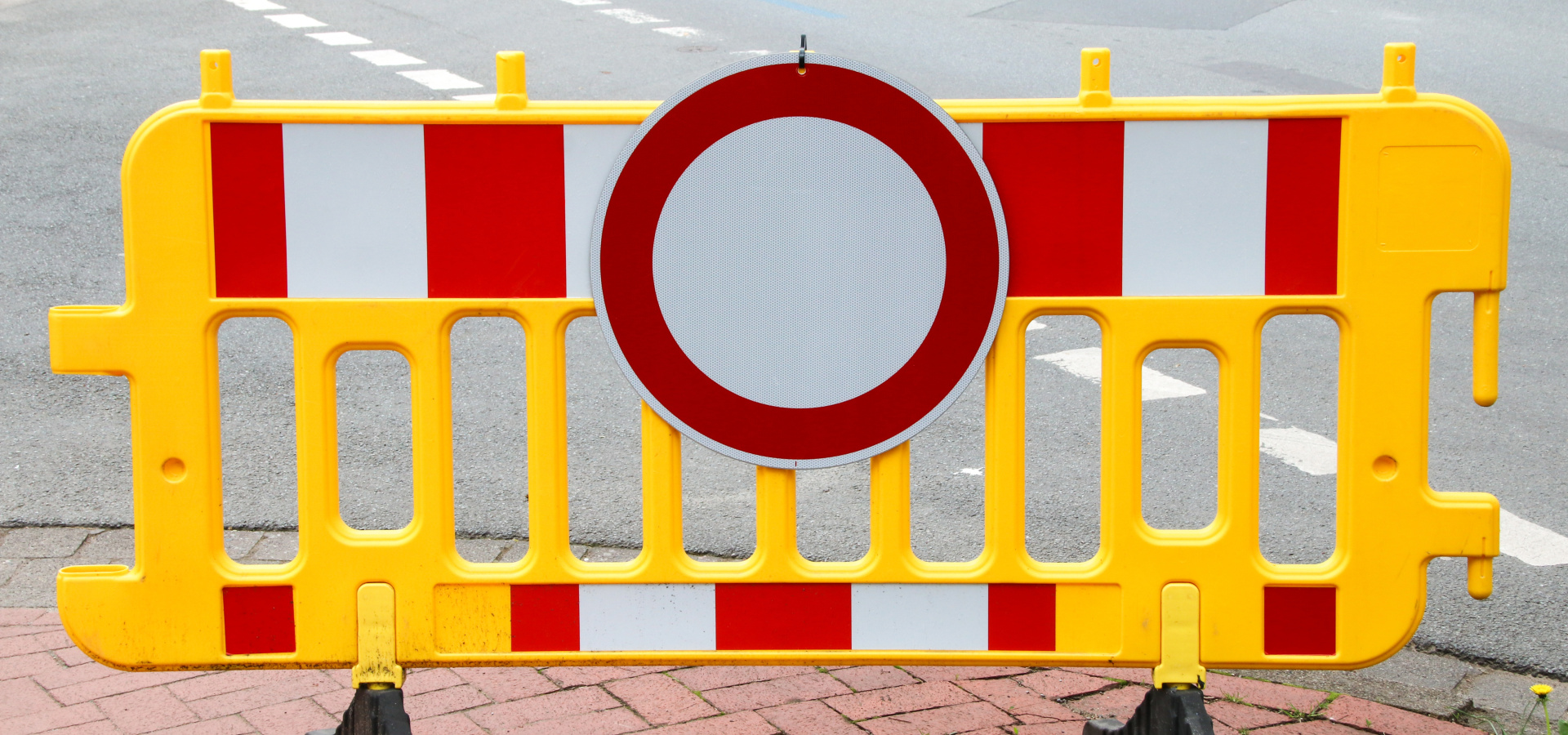 Straßensperre mit Absperrzaun und Verbotszeichen