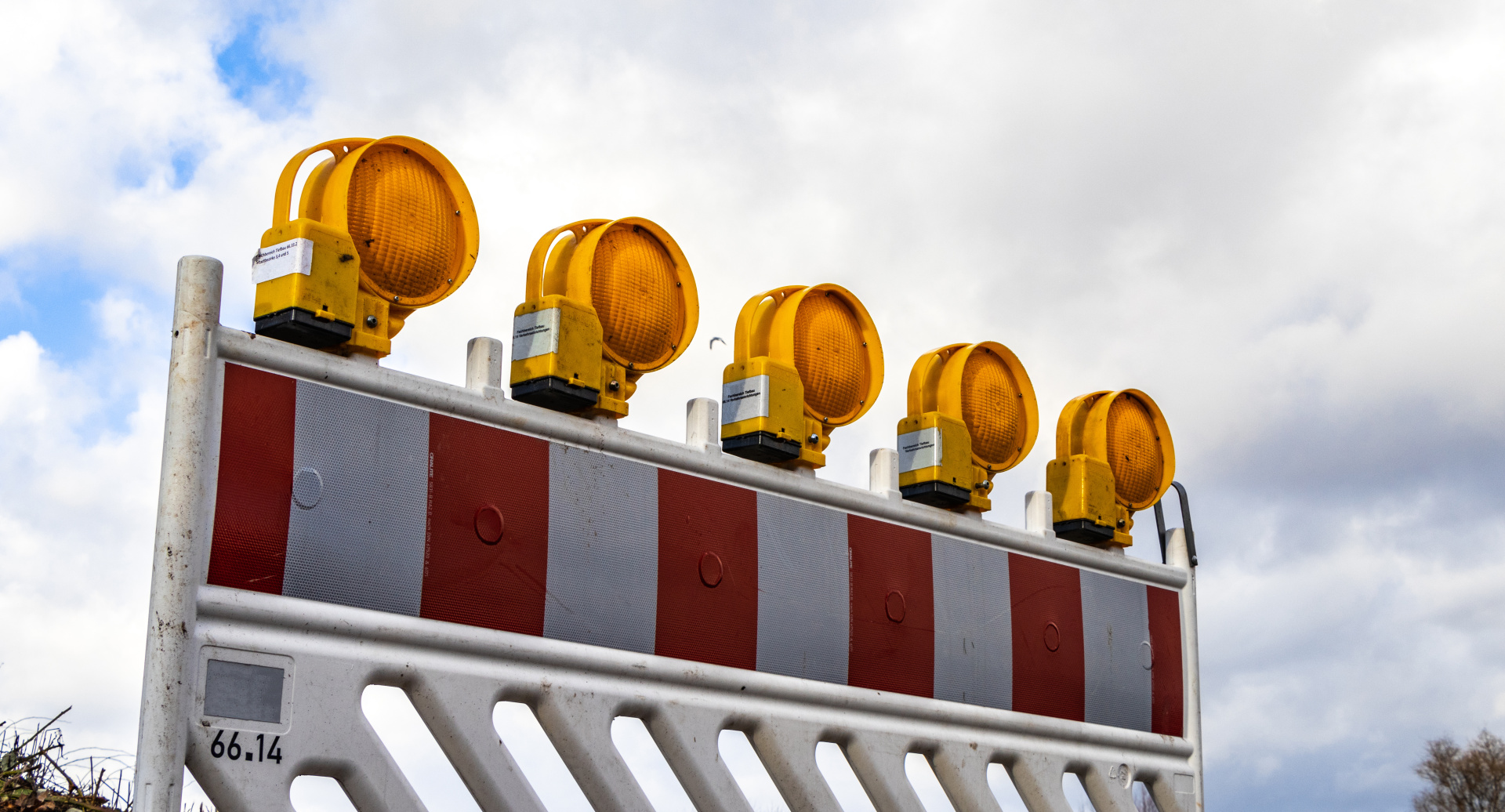 Absperrschranke mit Warnleuchten