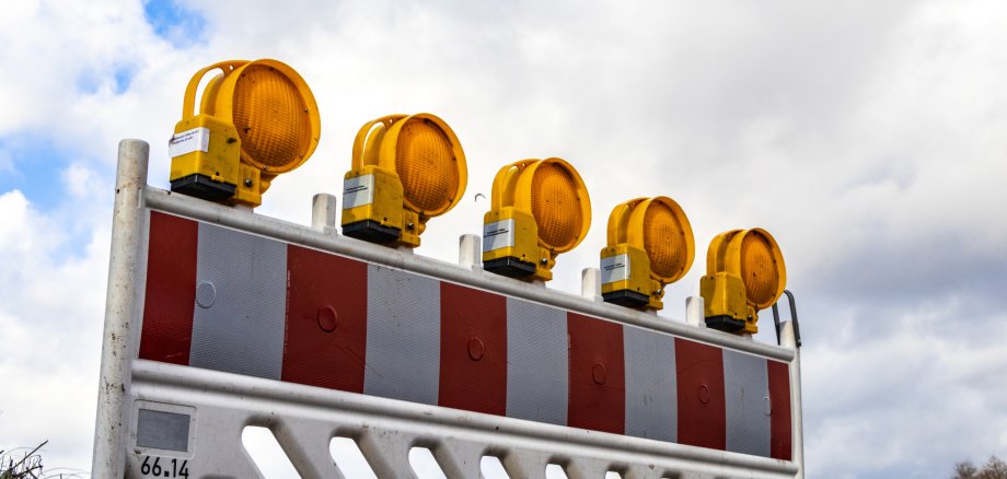 Absperrschranke mit Warnleuchten