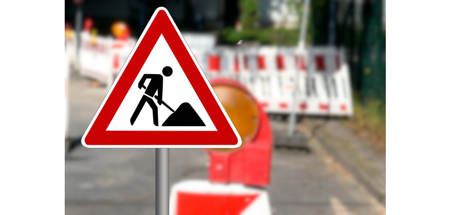 Verkehrsschild und Absperrung an einer Baustelle Verkehrsschild und Absperrung an einer Baustelle